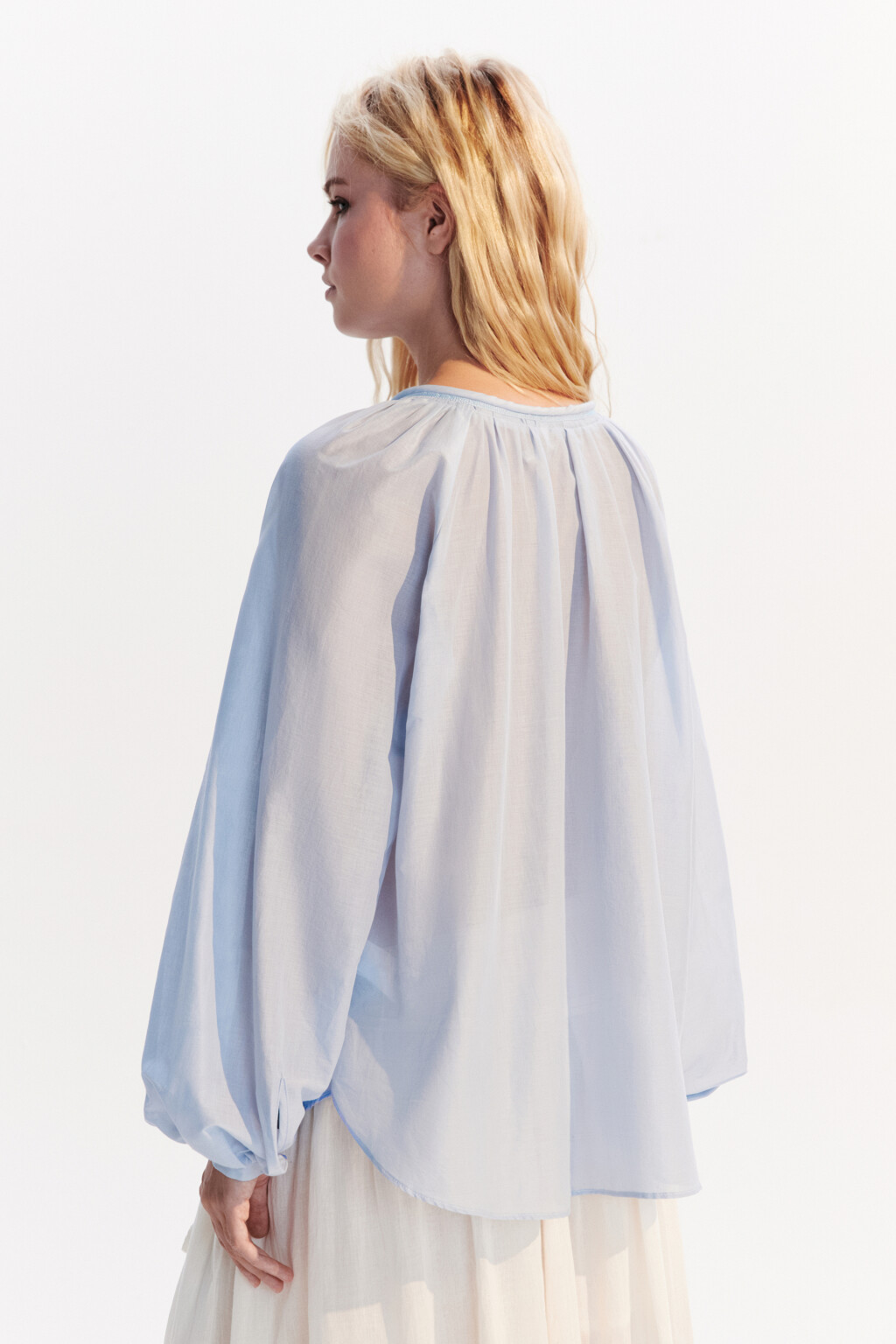 Блузка хлопковая с завязками на груди - цвет голубой - 4