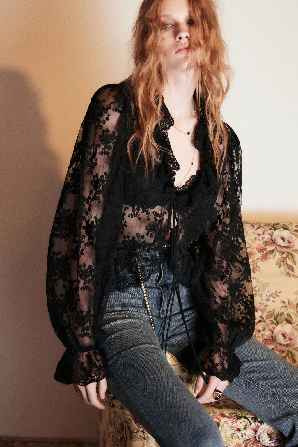 Блузка на завязках из сетки с вышивкой - цвет черный - 2