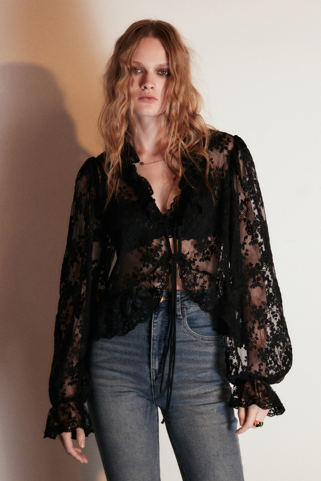 Блузка на завязках из сетки с вышивкой - цвет черный - 4