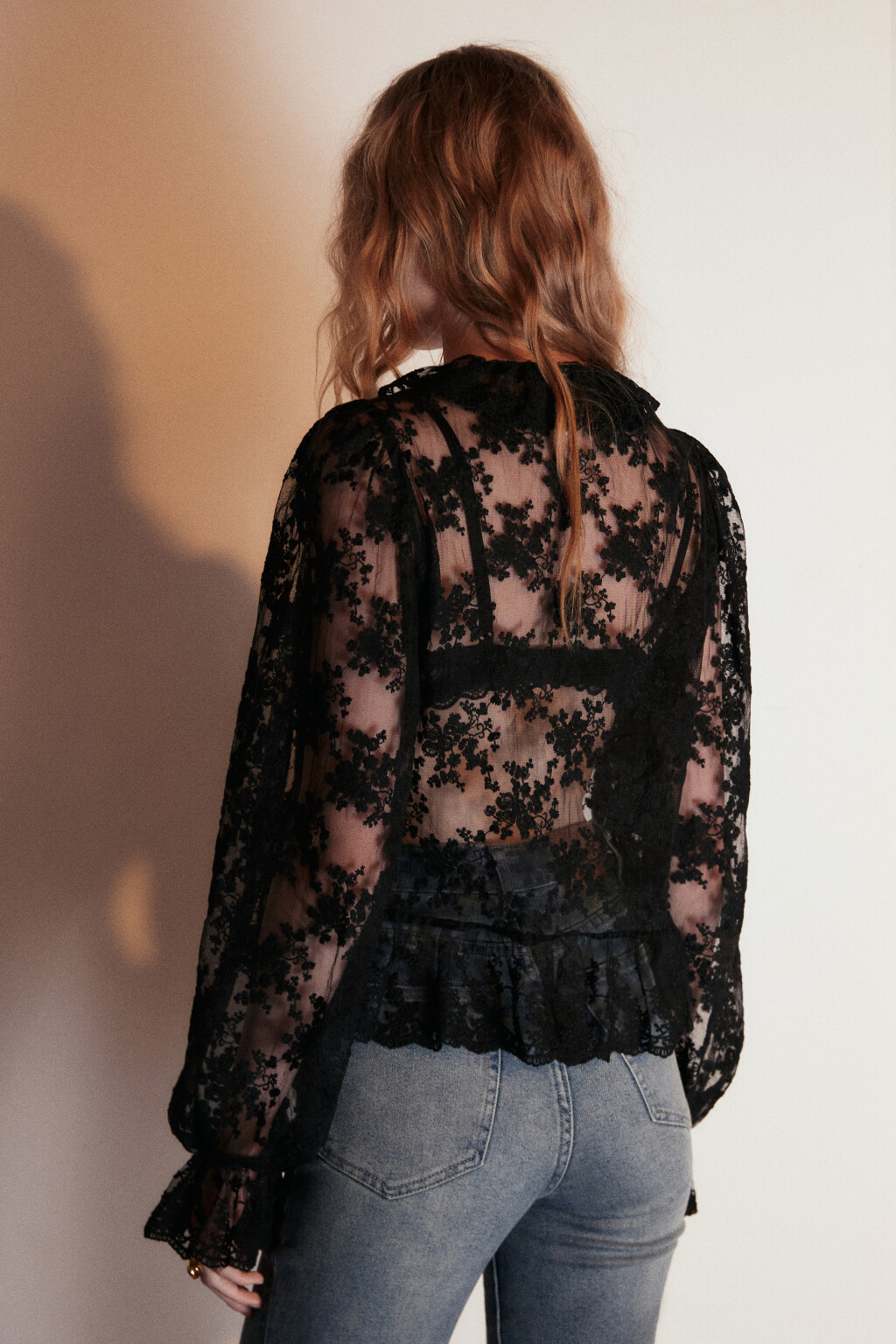 Блузка на завязках из сетки с вышивкой - цвет черный - 5