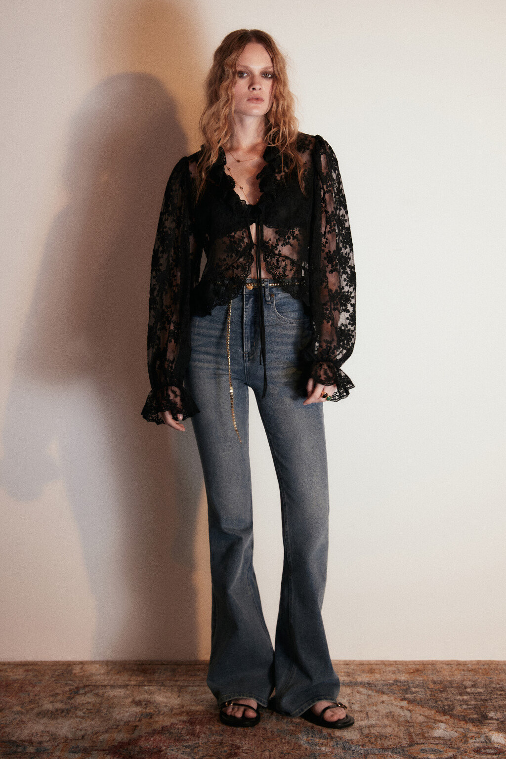 Блузка на завязках из сетки с вышивкой - цвет черный - 6