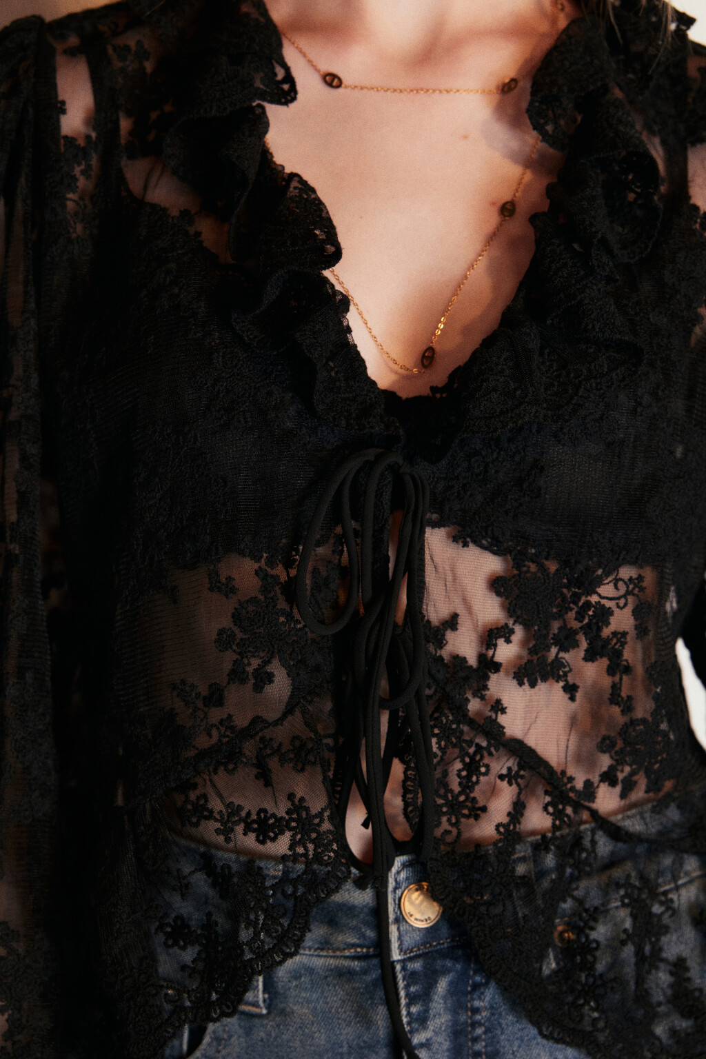 Блузка на завязках из сетки с вышивкой - цвет черный - 7