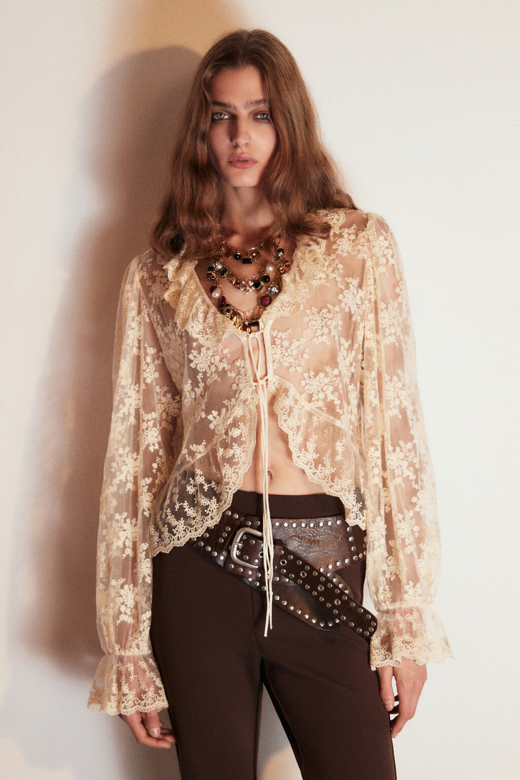 Блузка на завязках из сетки с вышивкой - цвет молочный - 2