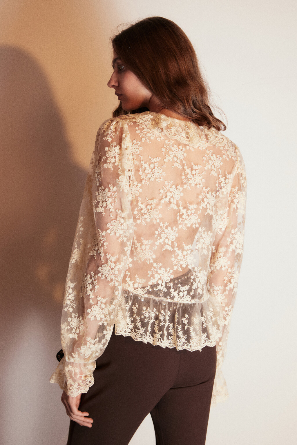 Блузка на завязках из сетки с вышивкой - цвет молочный - 3