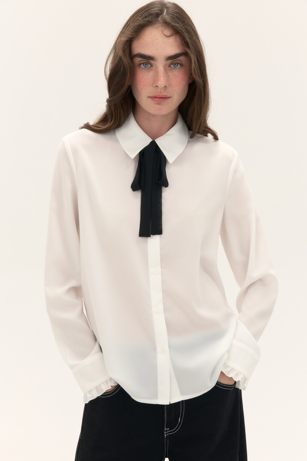 Блузка с галстуком и оборками на манжетах - цвет белый - 1