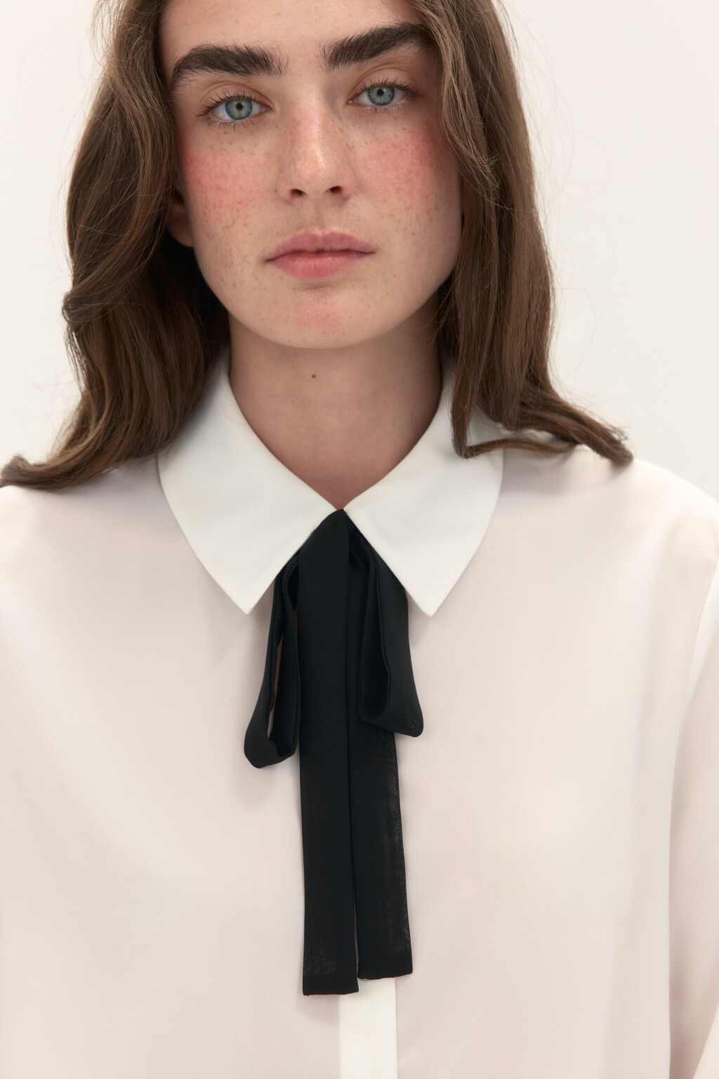 Блузка с галстуком и оборками на манжетах - цвет белый - 2