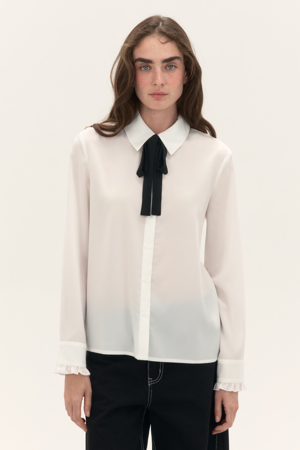 Блузка с галстуком и оборками на манжетах - цвет белый - 3