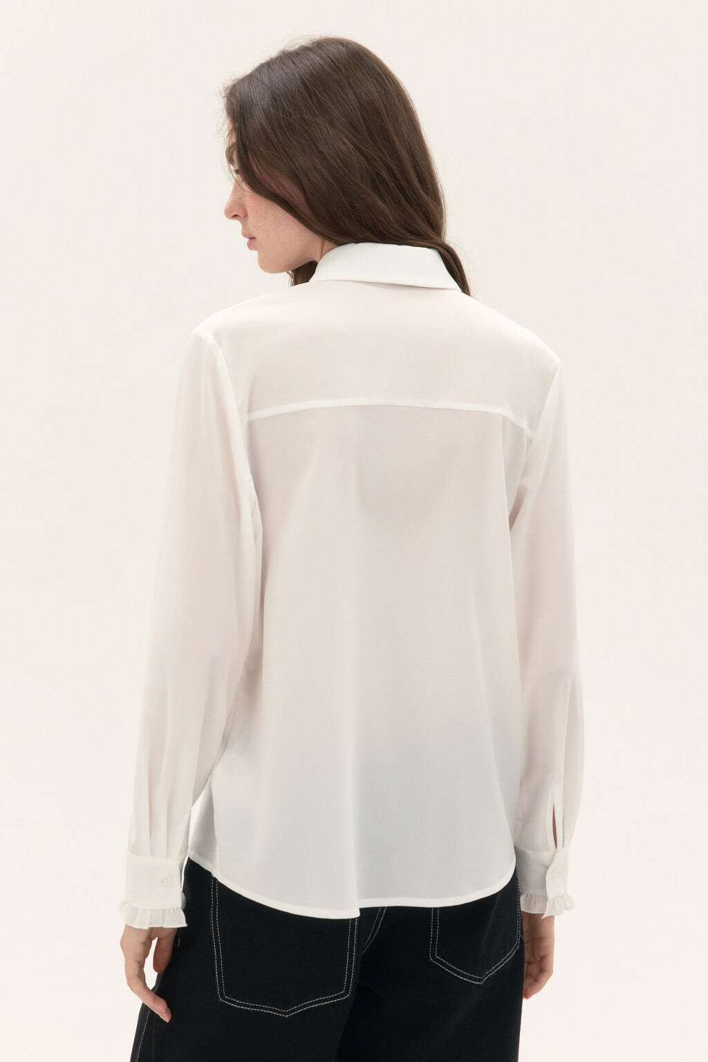 Блузка с галстуком и оборками на манжетах - цвет белый - 4