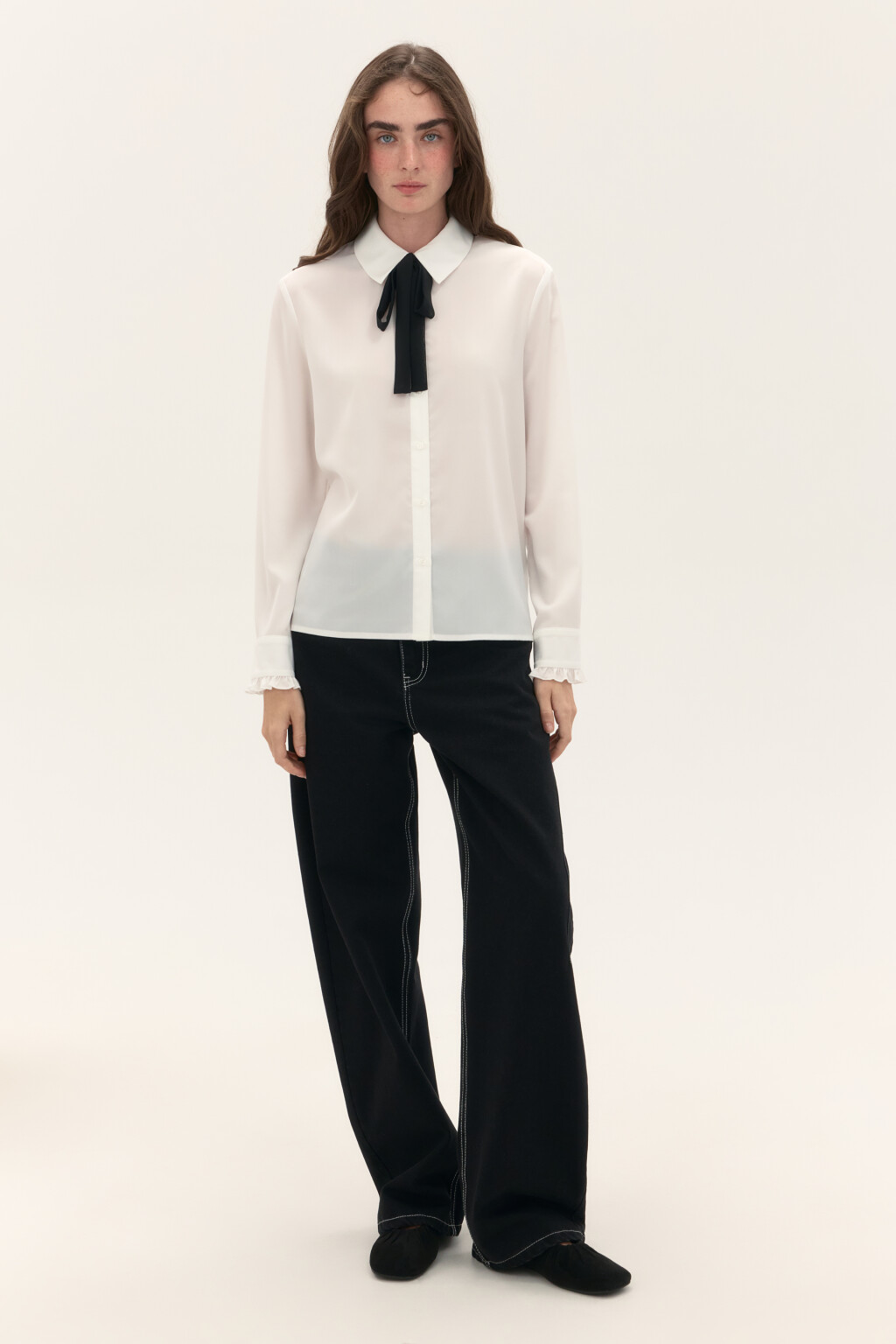 Блузка с галстуком и оборками на манжетах - цвет белый - 5