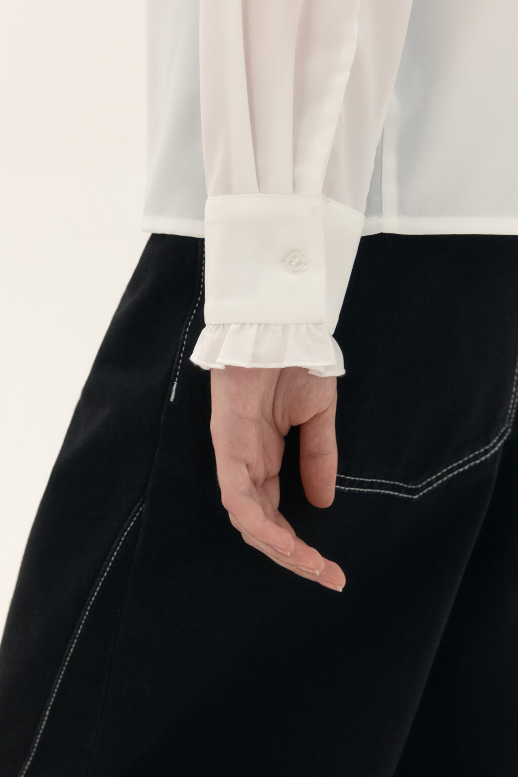 Блузка с галстуком и оборками на манжетах - цвет белый - 7