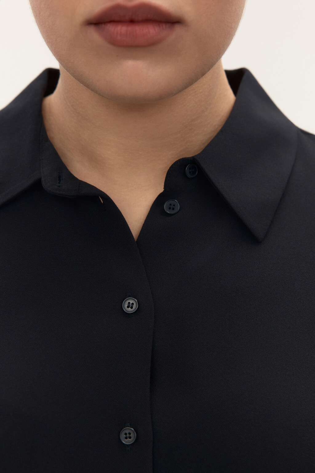 Блузка-рубашка классическая из вискозы - цвет черный - 5