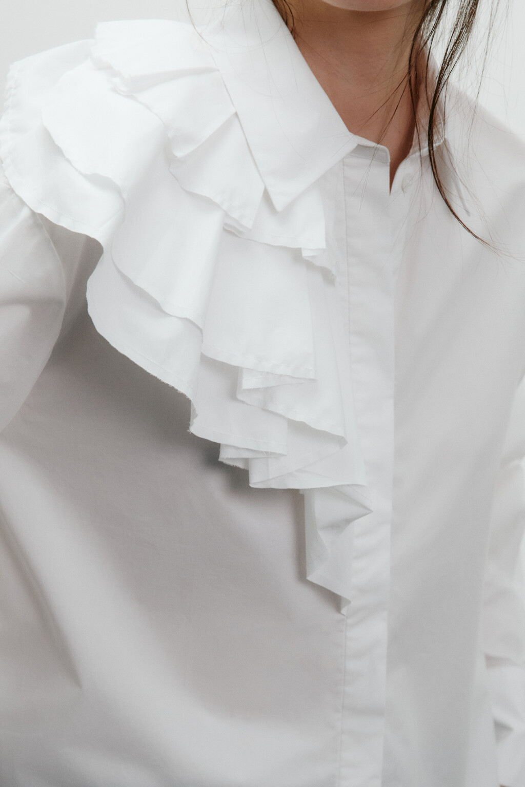 Блузка с асимметричными воланами - цвет белый - 5