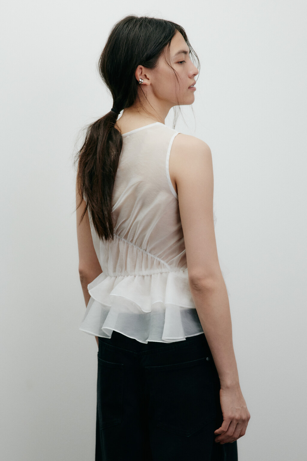 Блузка-топ с асимметричными воланами - цвет белый - 4
