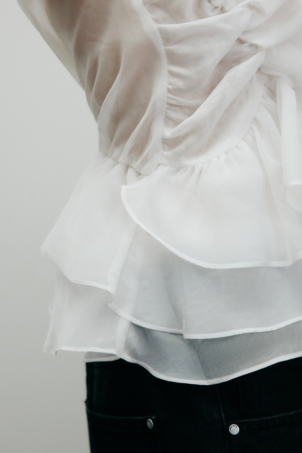 Блузка-топ с асимметричными воланами - цвет белый - 7