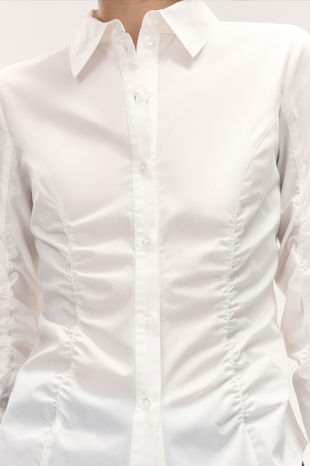 Блузка приталенная со сборками - цвет белый - 5