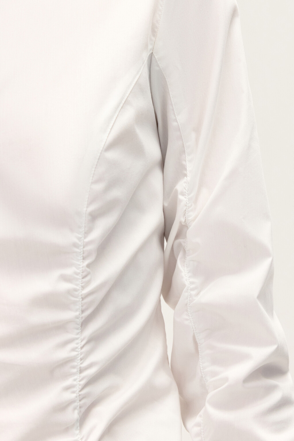 Блузка приталенная со сборками - цвет белый - 6