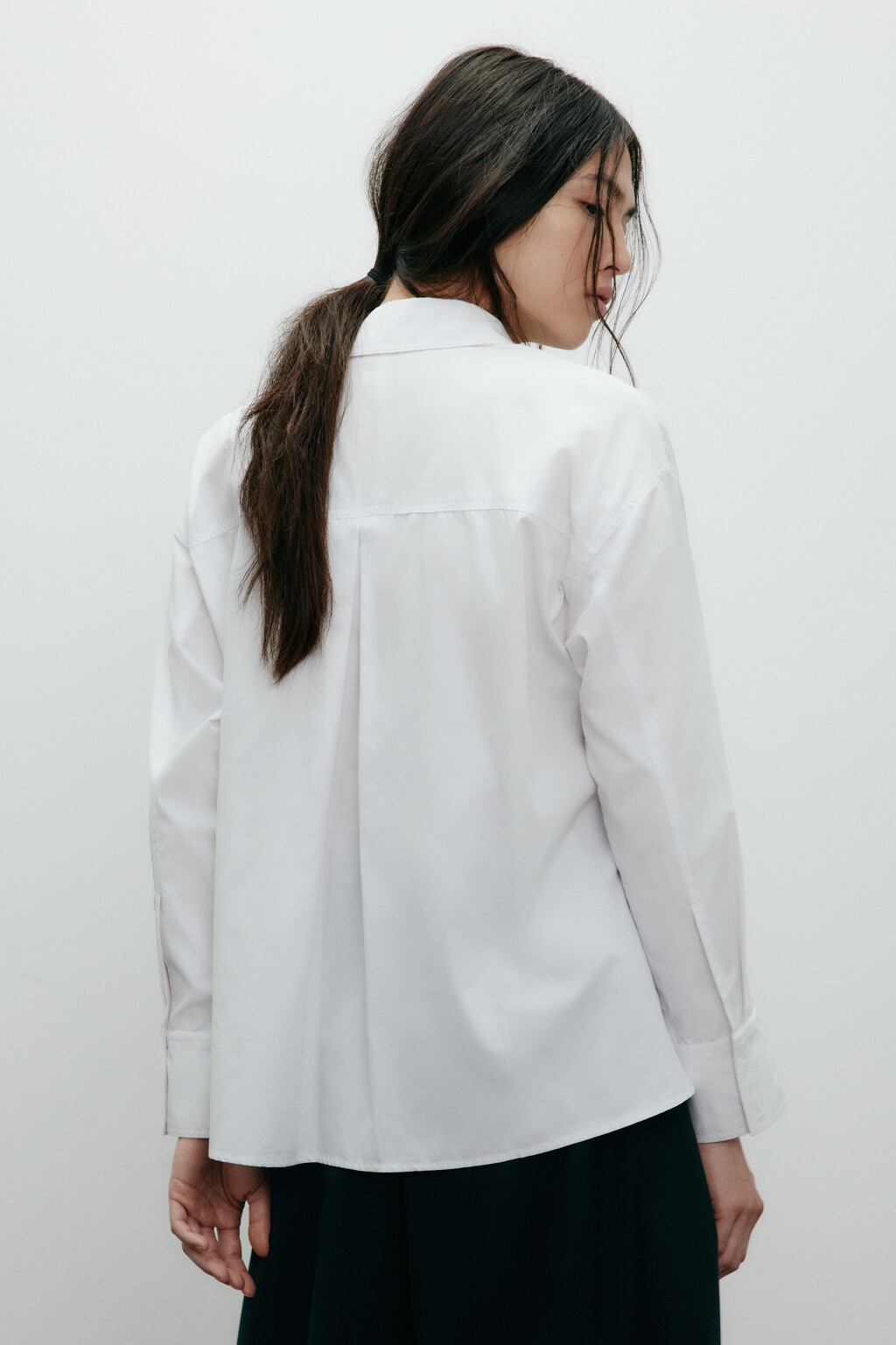 Рубашка oversize с драпировками - цвет белый - 5