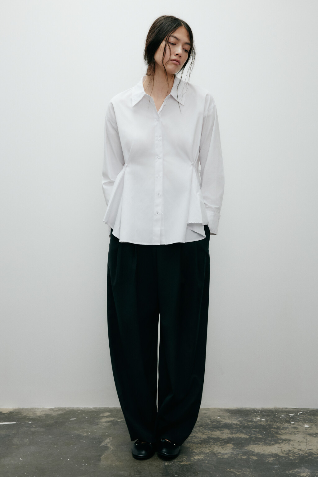 Рубашка oversize с драпировками - цвет белый - 6