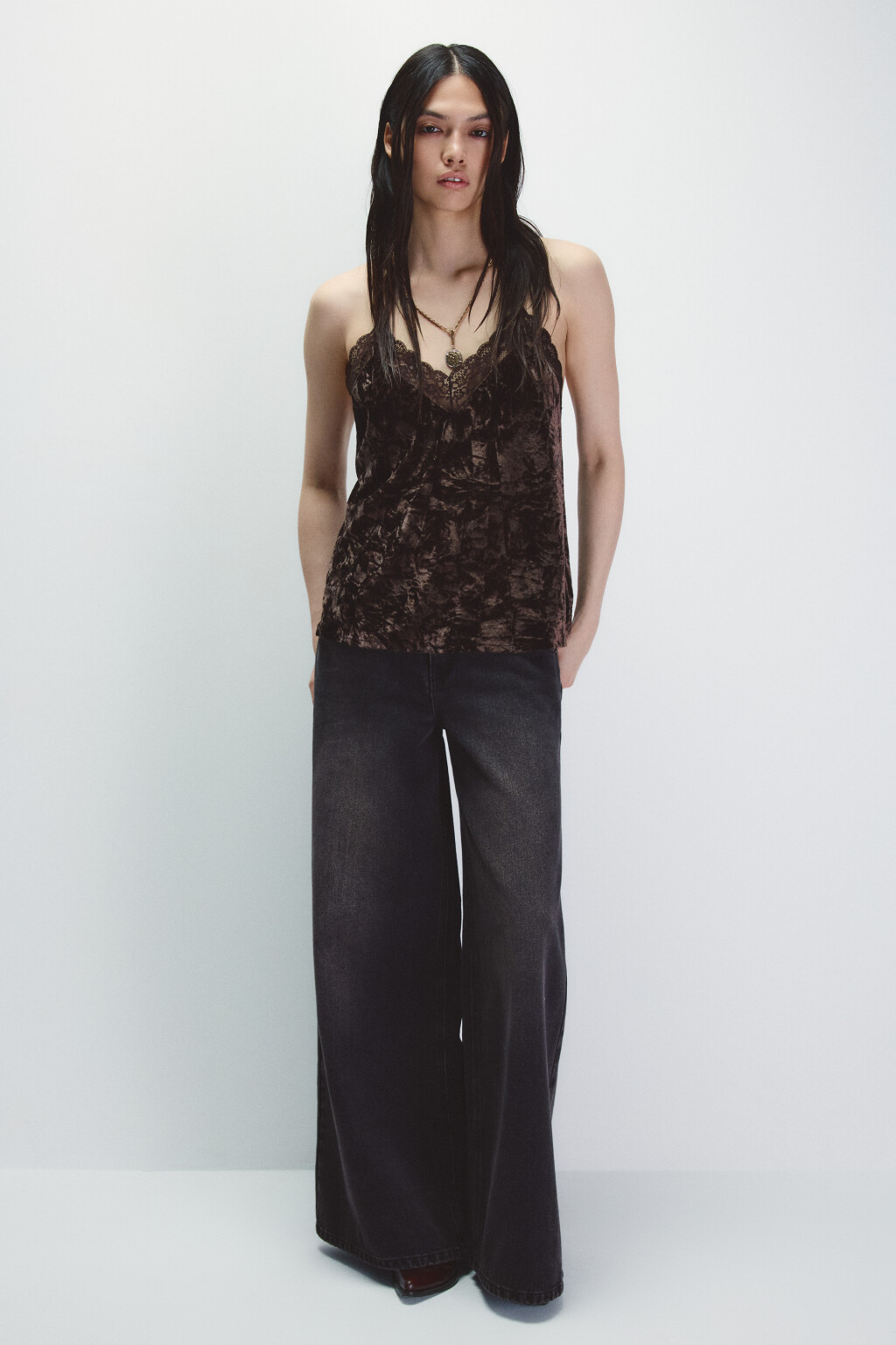 Топ на бретельках из бархата с кружевом - цвет коричневый - 4