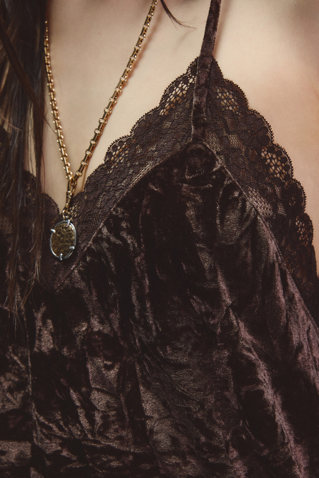 Топ на бретельках из бархата с кружевом - цвет коричневый - 5