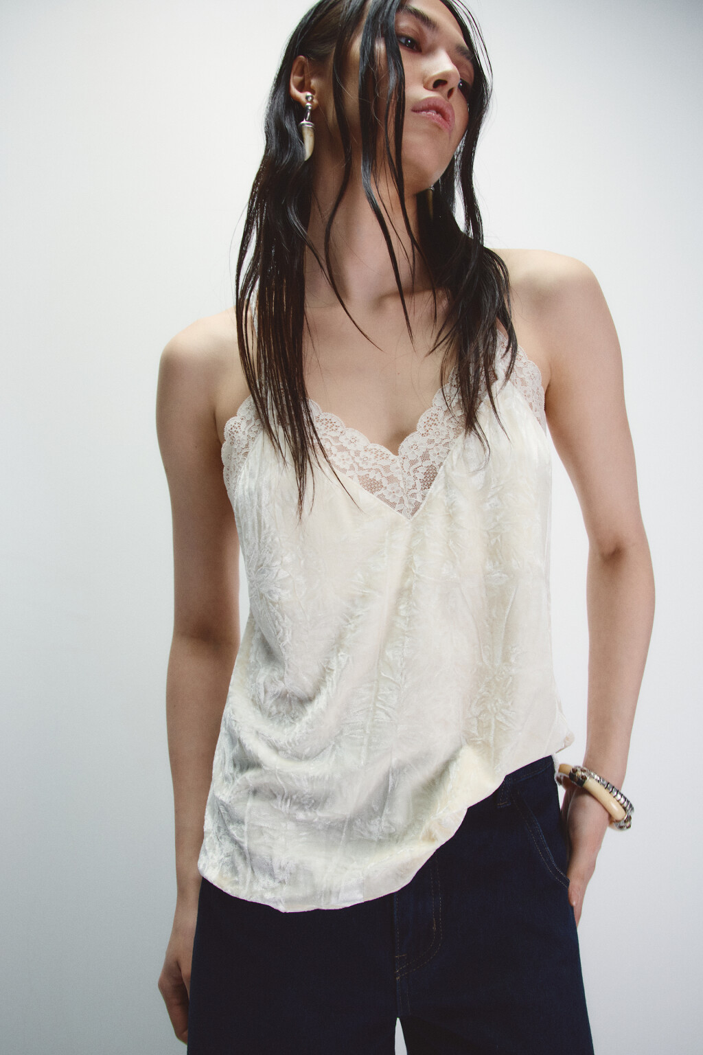 Топ на бретельках из бархата с кружевом - цвет молочный - 1
