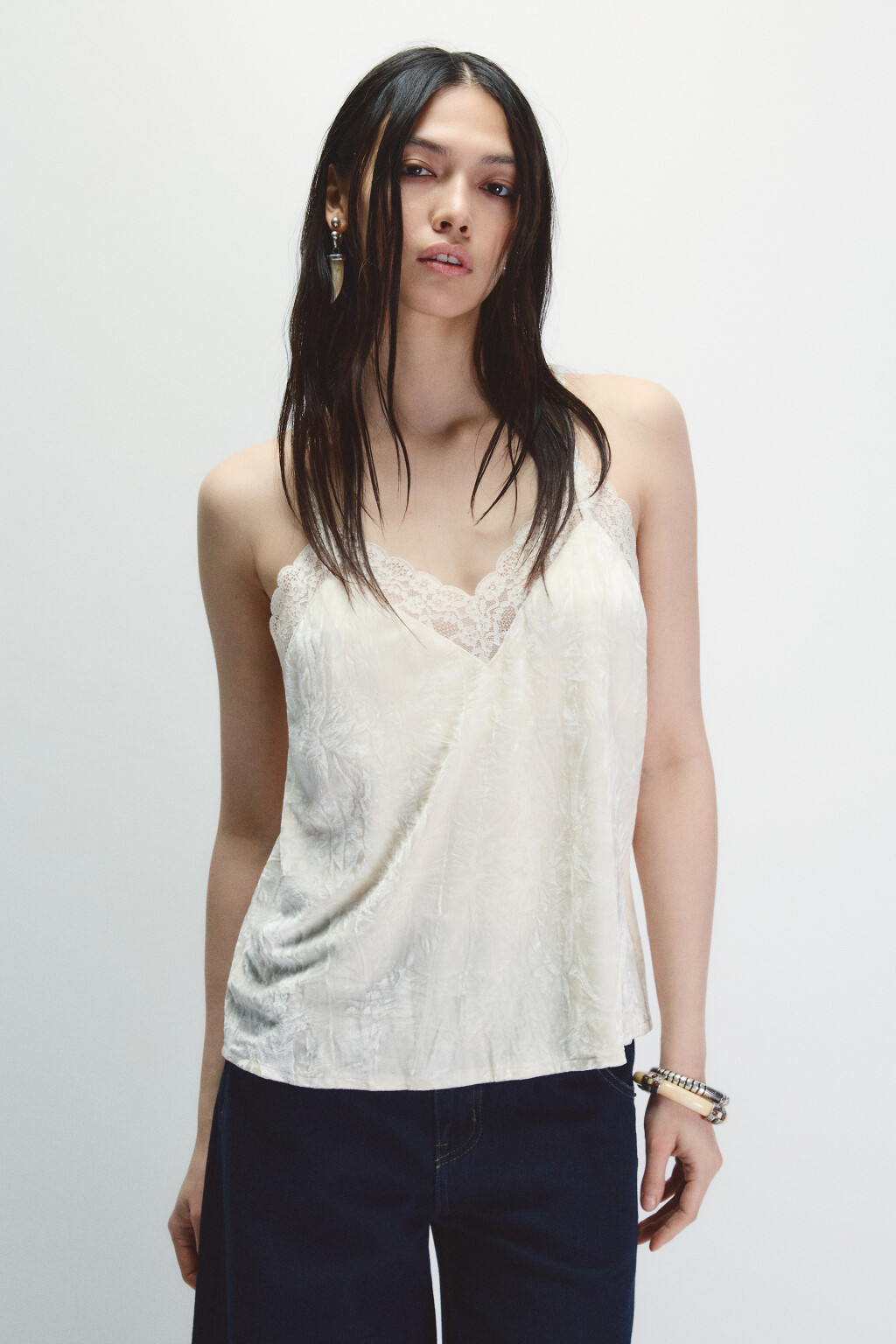 Топ на бретельках из бархата с кружевом - цвет молочный - 2