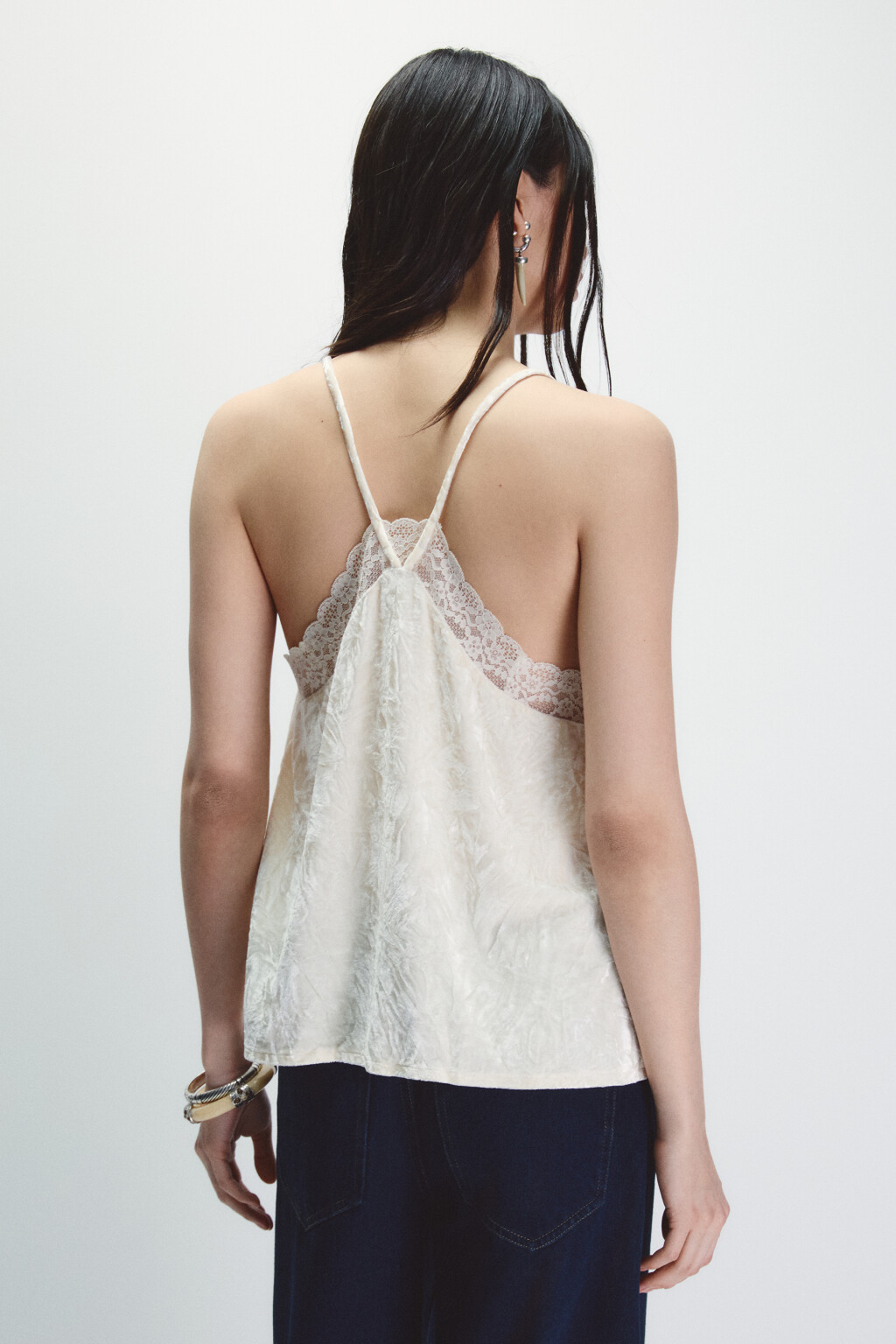 Топ на бретельках из бархата с кружевом - цвет молочный - 3