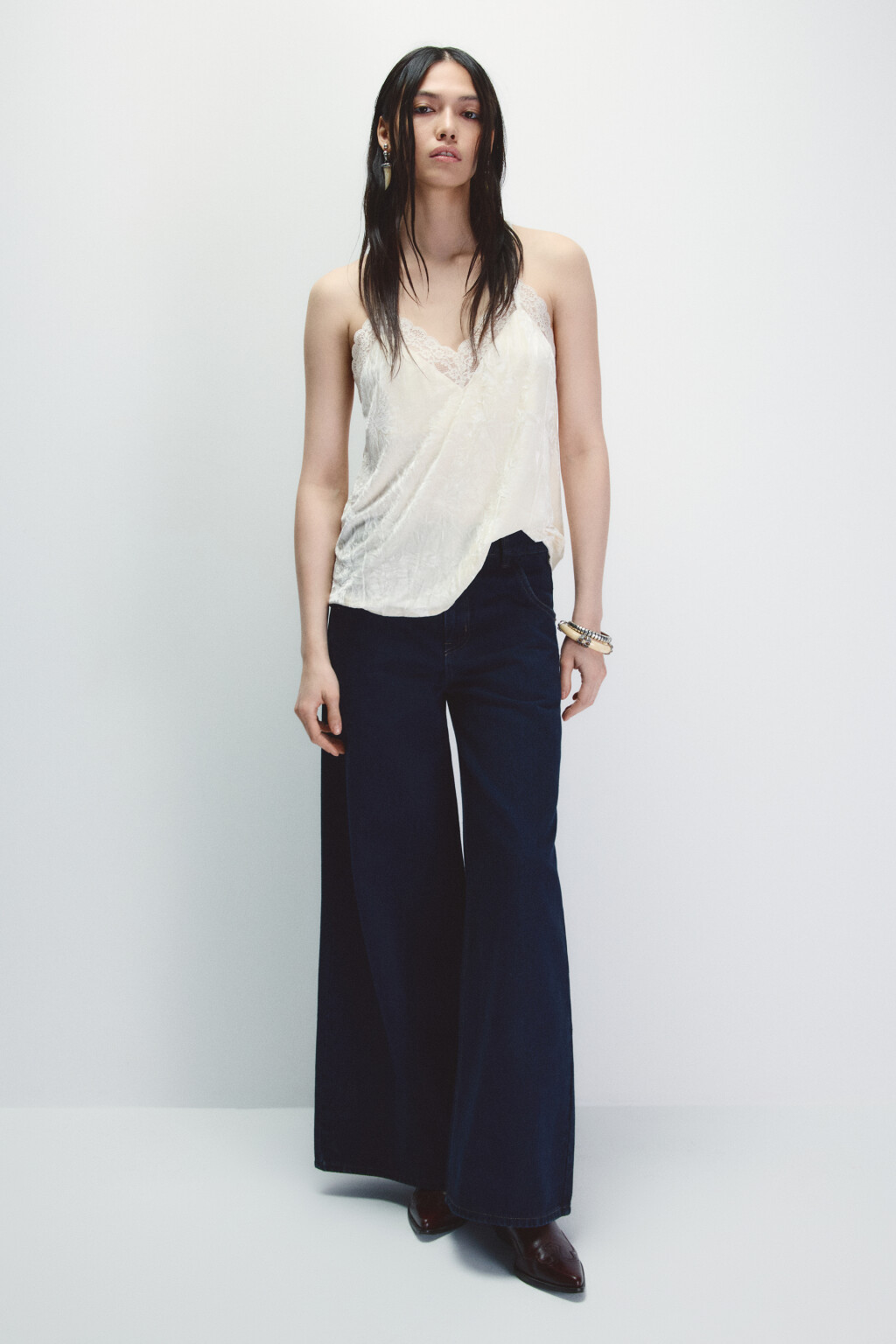 Топ на бретельках из бархата с кружевом - цвет молочный - 4