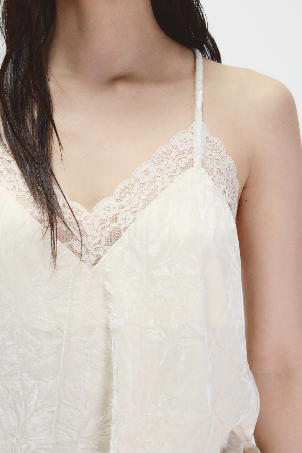 Топ на бретельках из бархата с кружевом - цвет молочный - 5