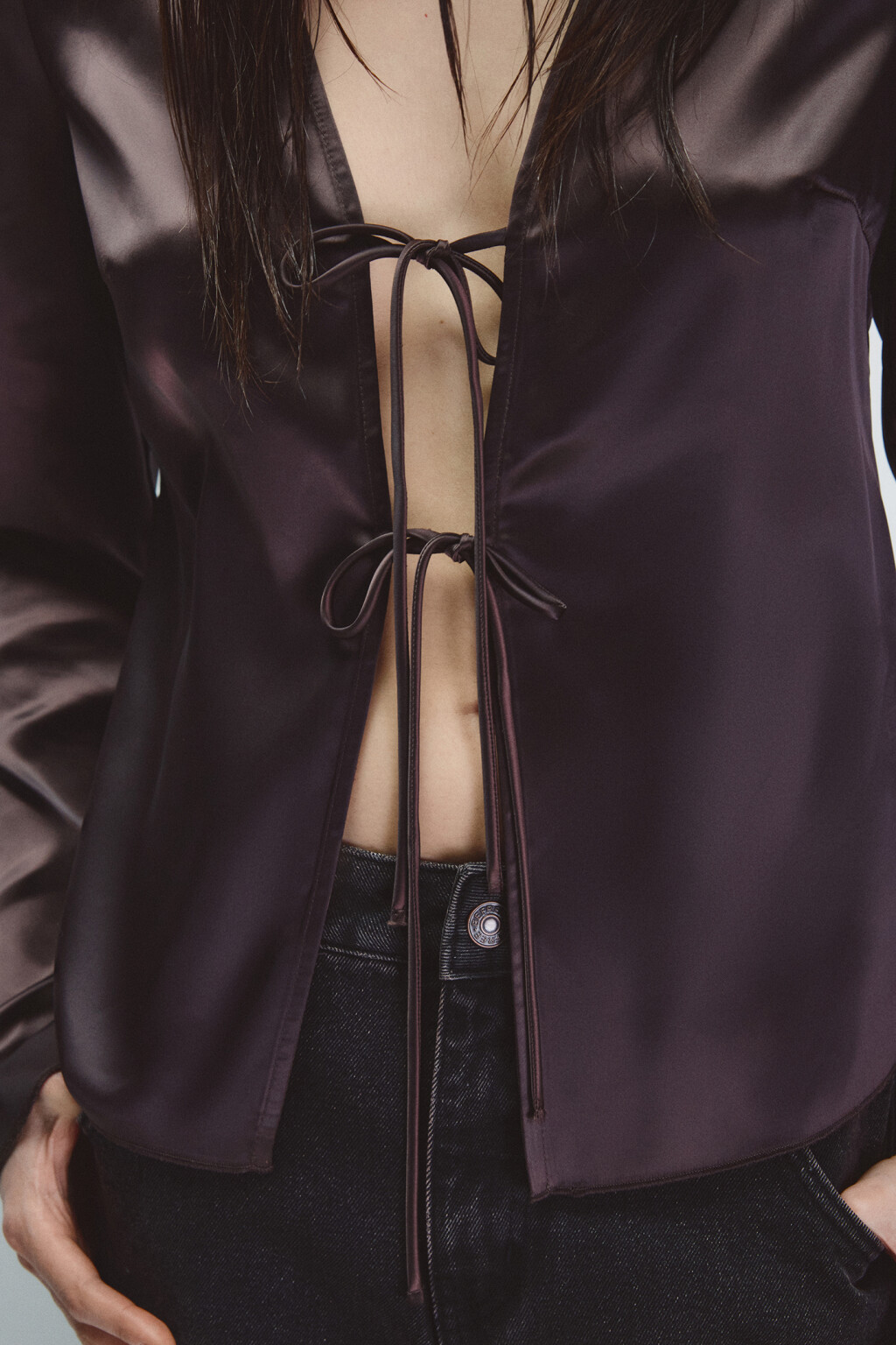 Блузка атласная на завязках - цвет коричневый - 6