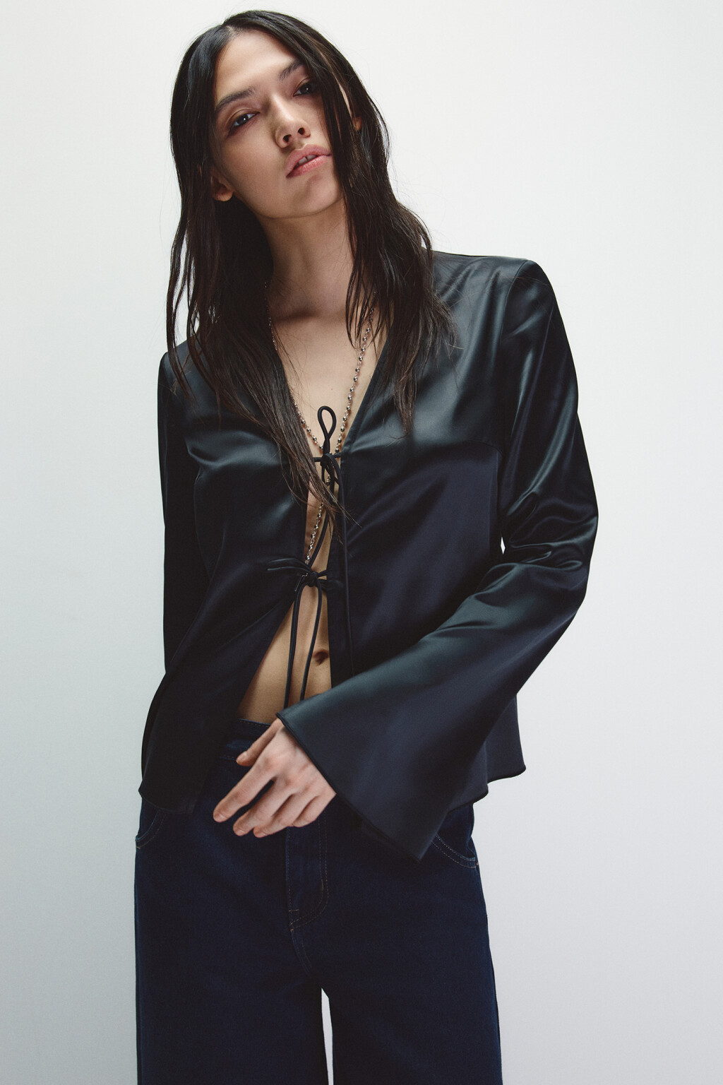 Блузка атласная на завязках - цвет черный - 1