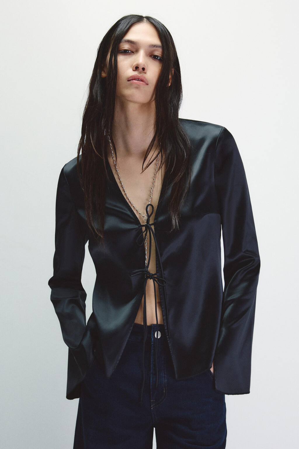 Блузка атласная на завязках - цвет черный - 2