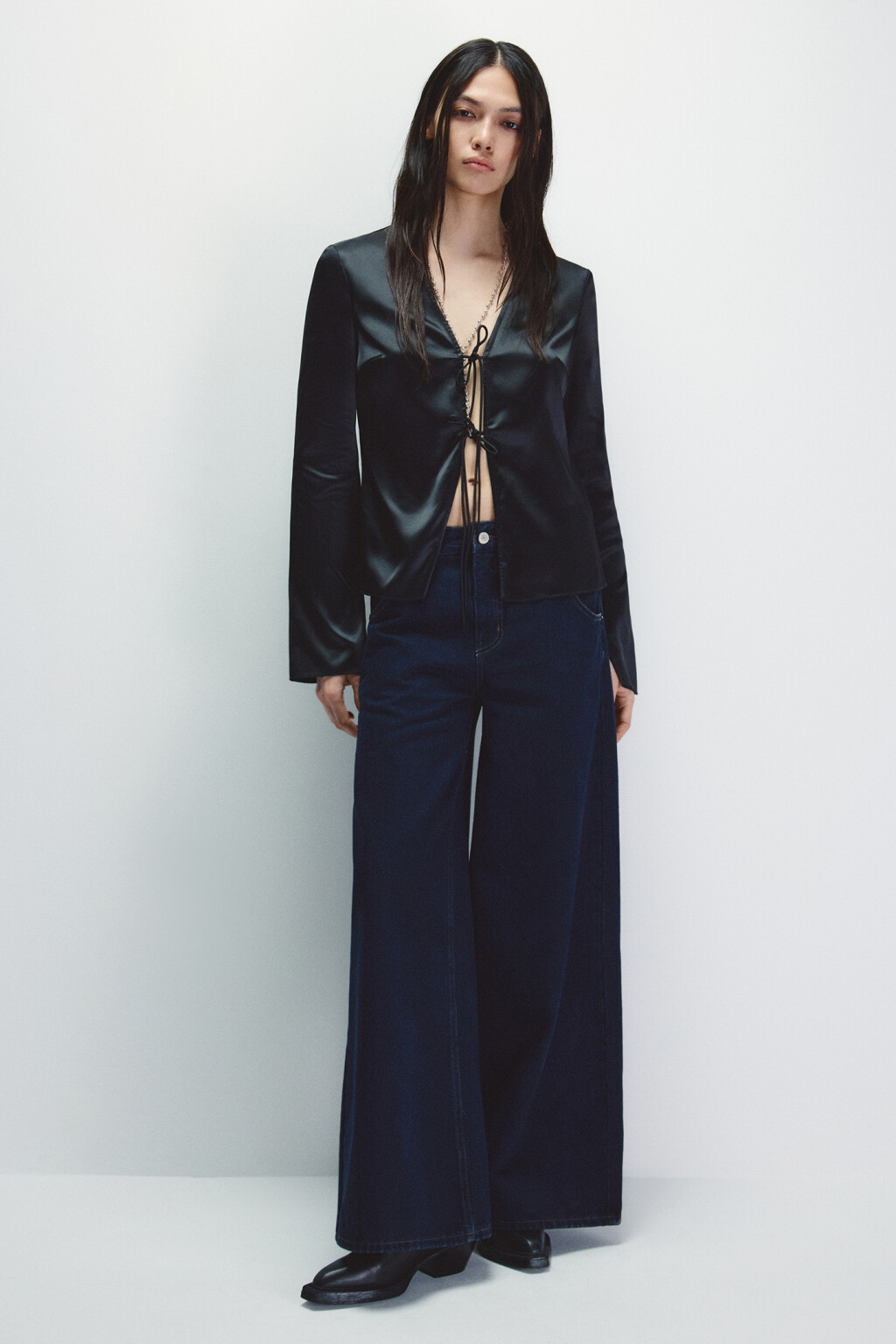 Блузка атласная на завязках - цвет черный - 4