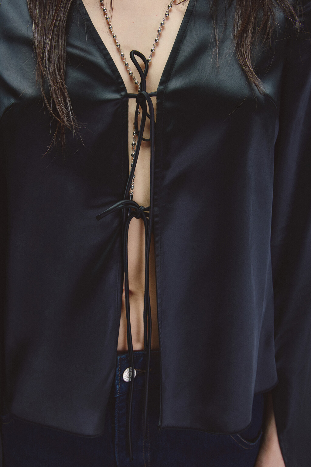 Блузка атласная на завязках - цвет черный - 5