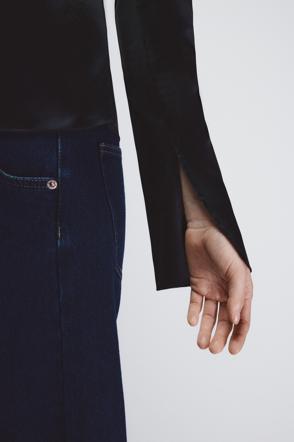 Блузка атласная на завязках - цвет черный - 6