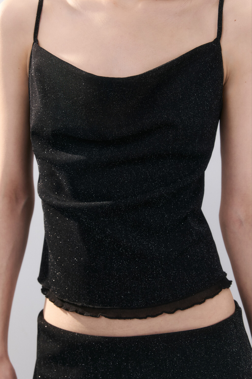 Топ из сетки с волнистыми краями - цвет черный - 6