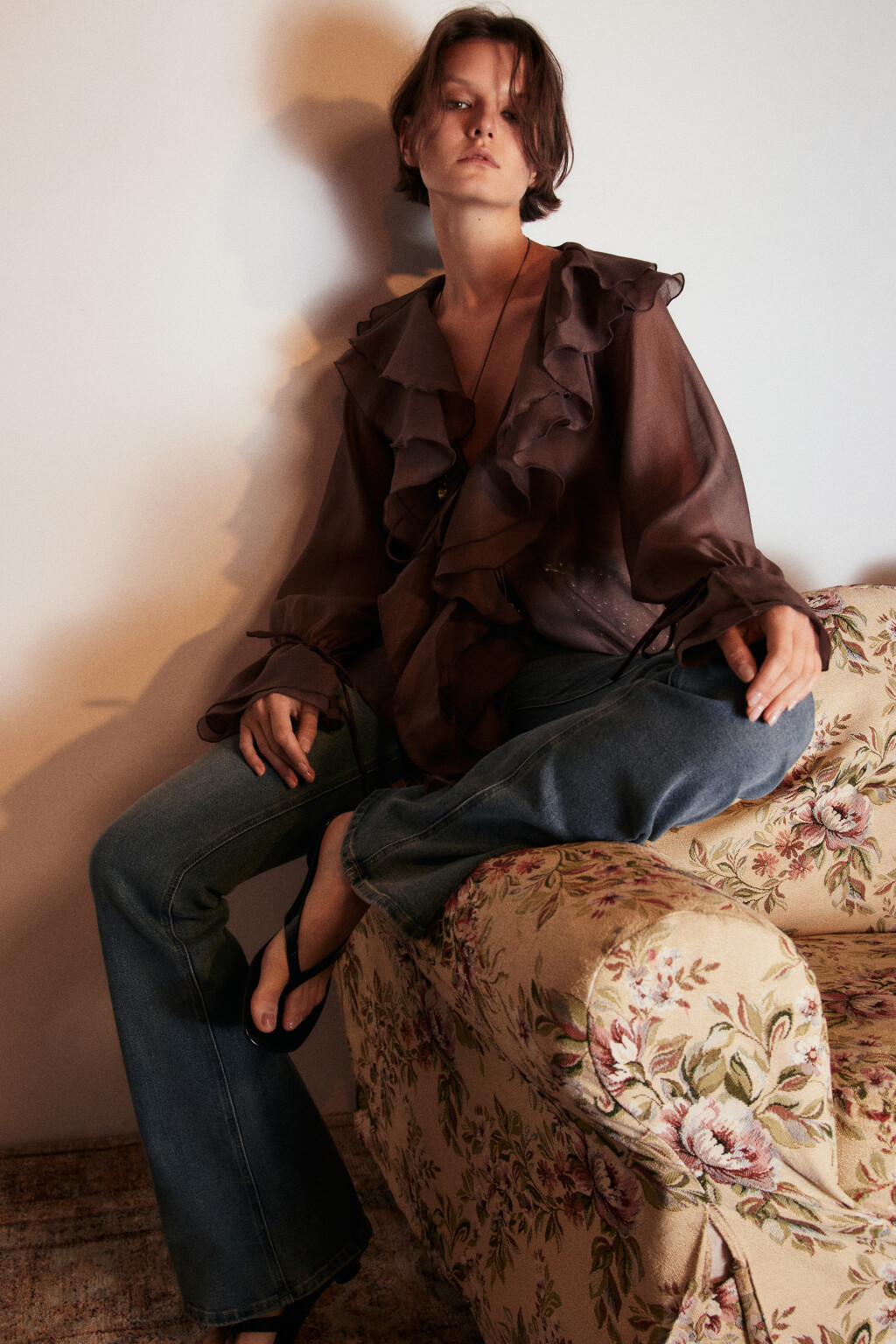 Блузка шифоновая на завязках с воланами - цвет коричневый - 2