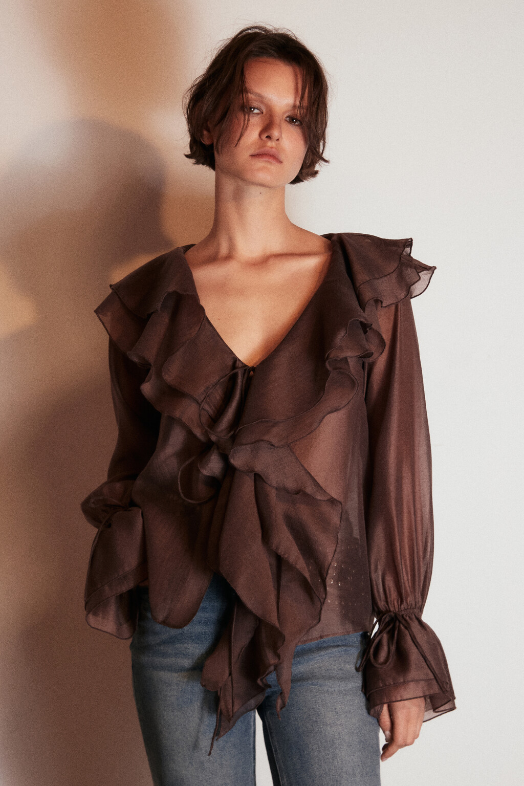 Блузка шифоновая на завязках с воланами - цвет коричневый - 4