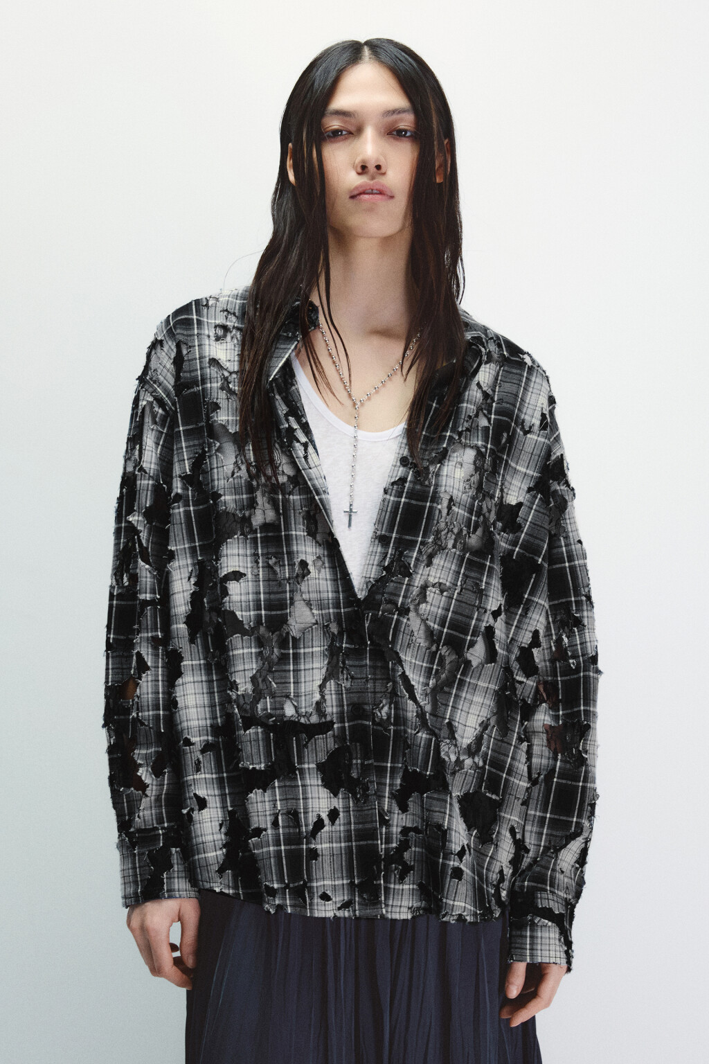 Рубашка oversize рваная в клетку - цвет черный - 2
