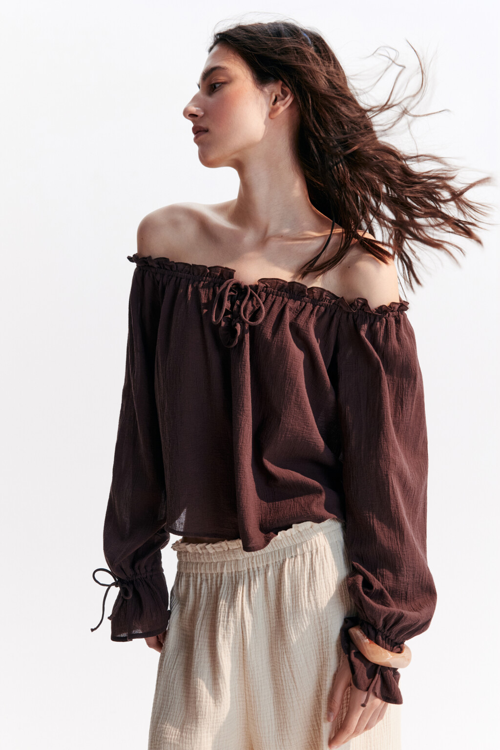 Блузка с открытыми плечами и завязками - цвет коричневый - 1