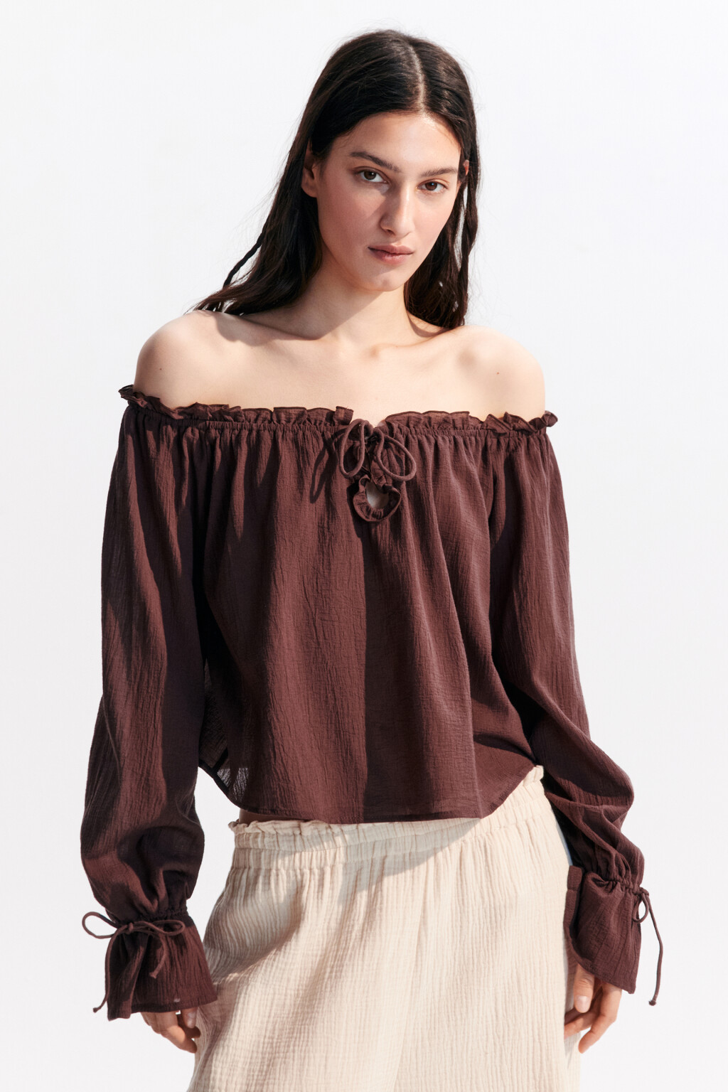 Блузка с открытыми плечами и завязками - цвет коричневый - 2