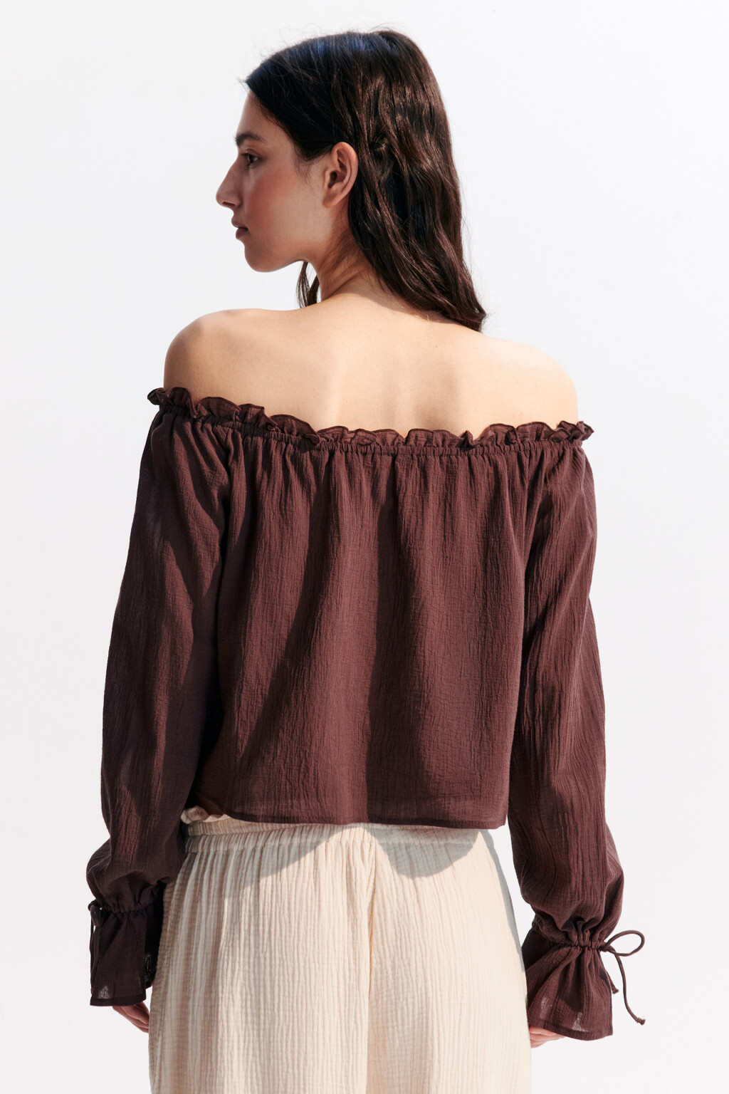 Блузка с открытыми плечами и завязками - цвет коричневый - 3