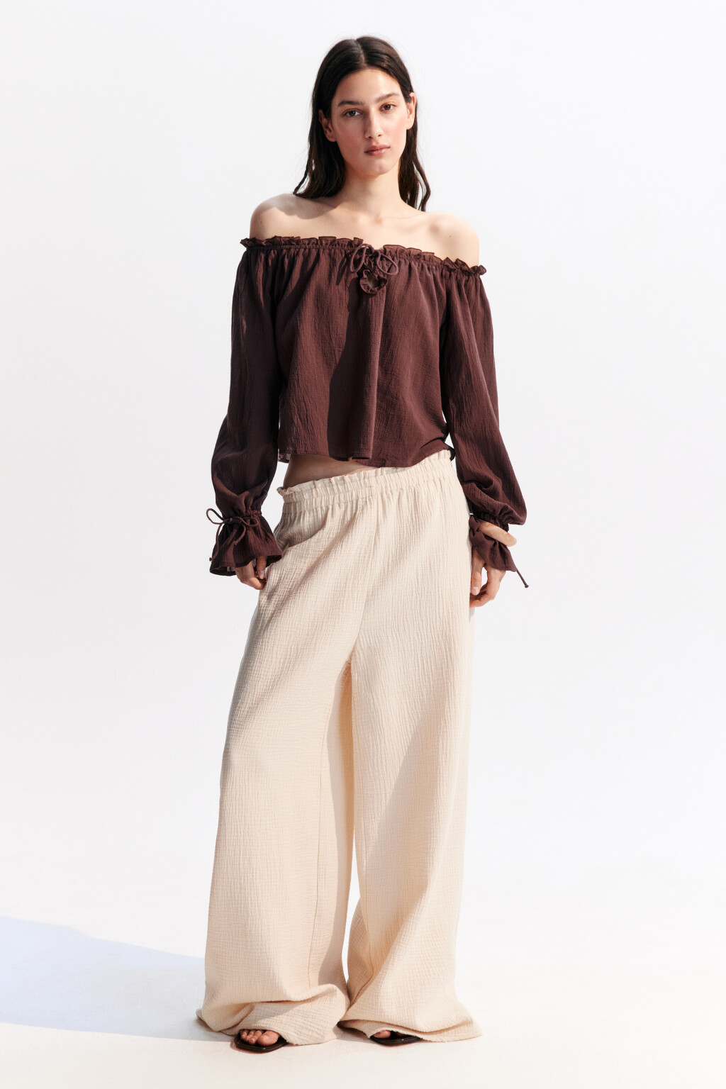 Блузка с открытыми плечами и завязками - цвет коричневый - 4