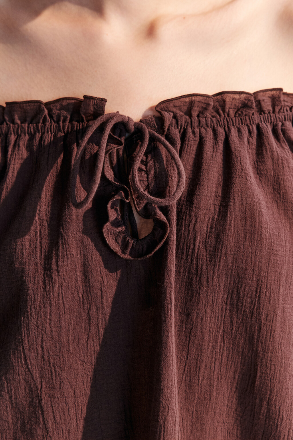 Блузка с открытыми плечами и завязками - цвет коричневый - 5