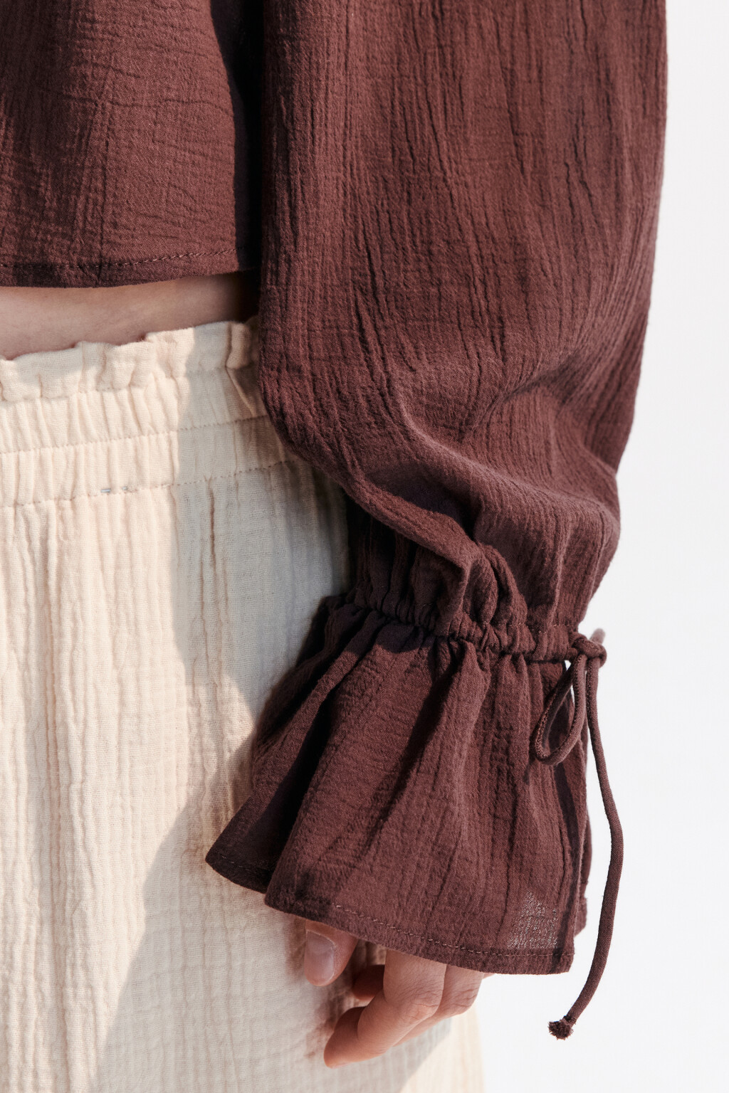 Блузка с открытыми плечами и завязками - цвет коричневый - 6