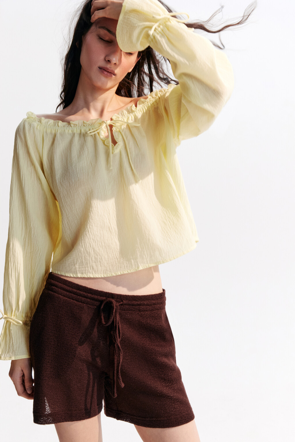Блузка с открытыми плечами и завязками - цвет ванильный - 1