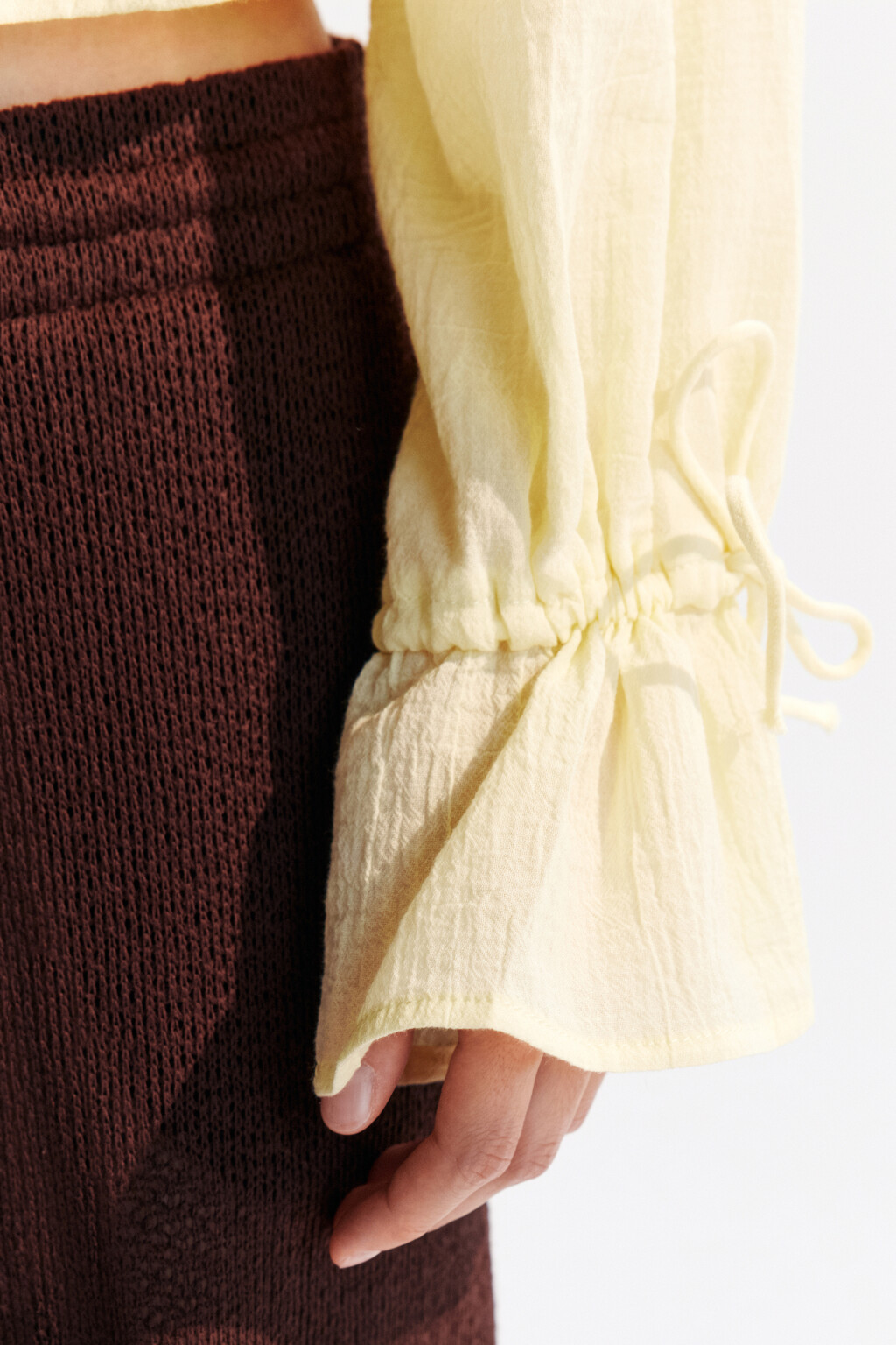 Блузка с открытыми плечами и завязками - цвет ванильный - 6