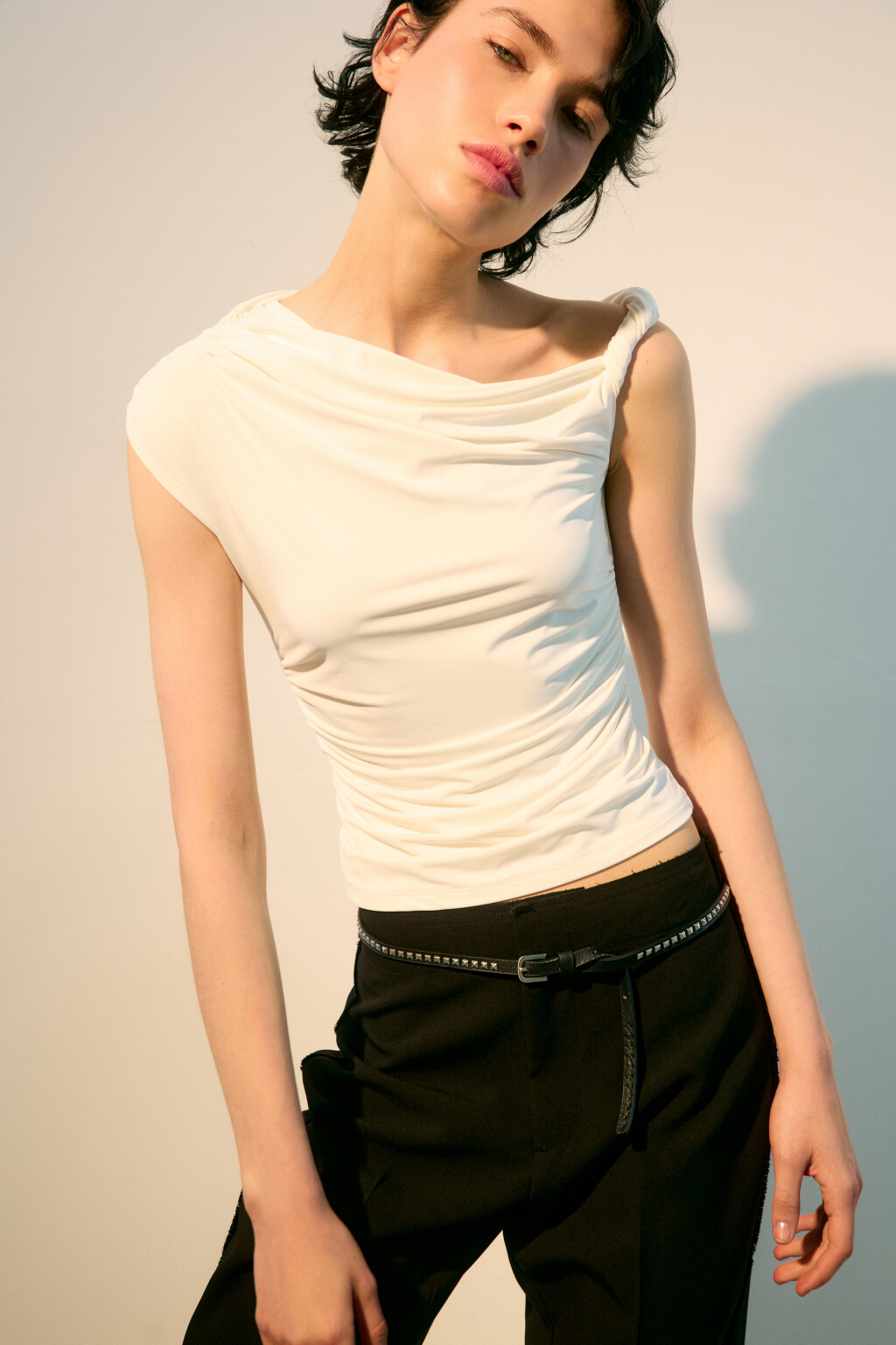 Топ с асимметричными бретелями - цвет белый - 1