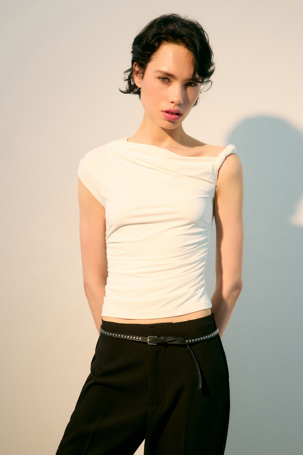 Топ с асимметричными бретелями - цвет белый - 2