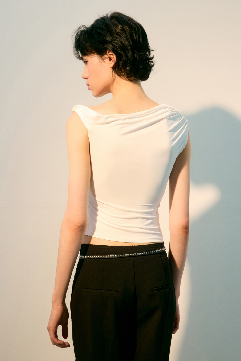 Топ с асимметричными бретелями - цвет белый - 3